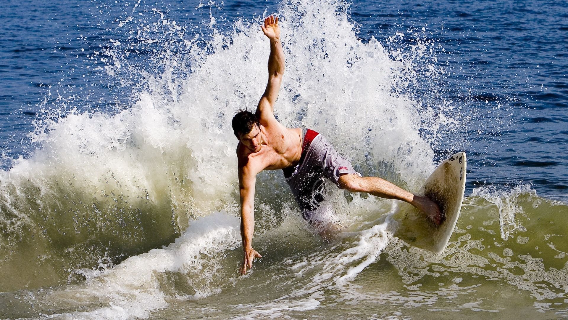 哈兰德梅开二度助曼城2比1领先,本赛季五大联赛双响5次居首,曼城队长哈兰德