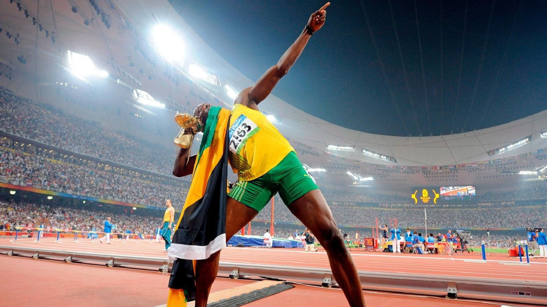 羽毛球单打比赛比分紧咬